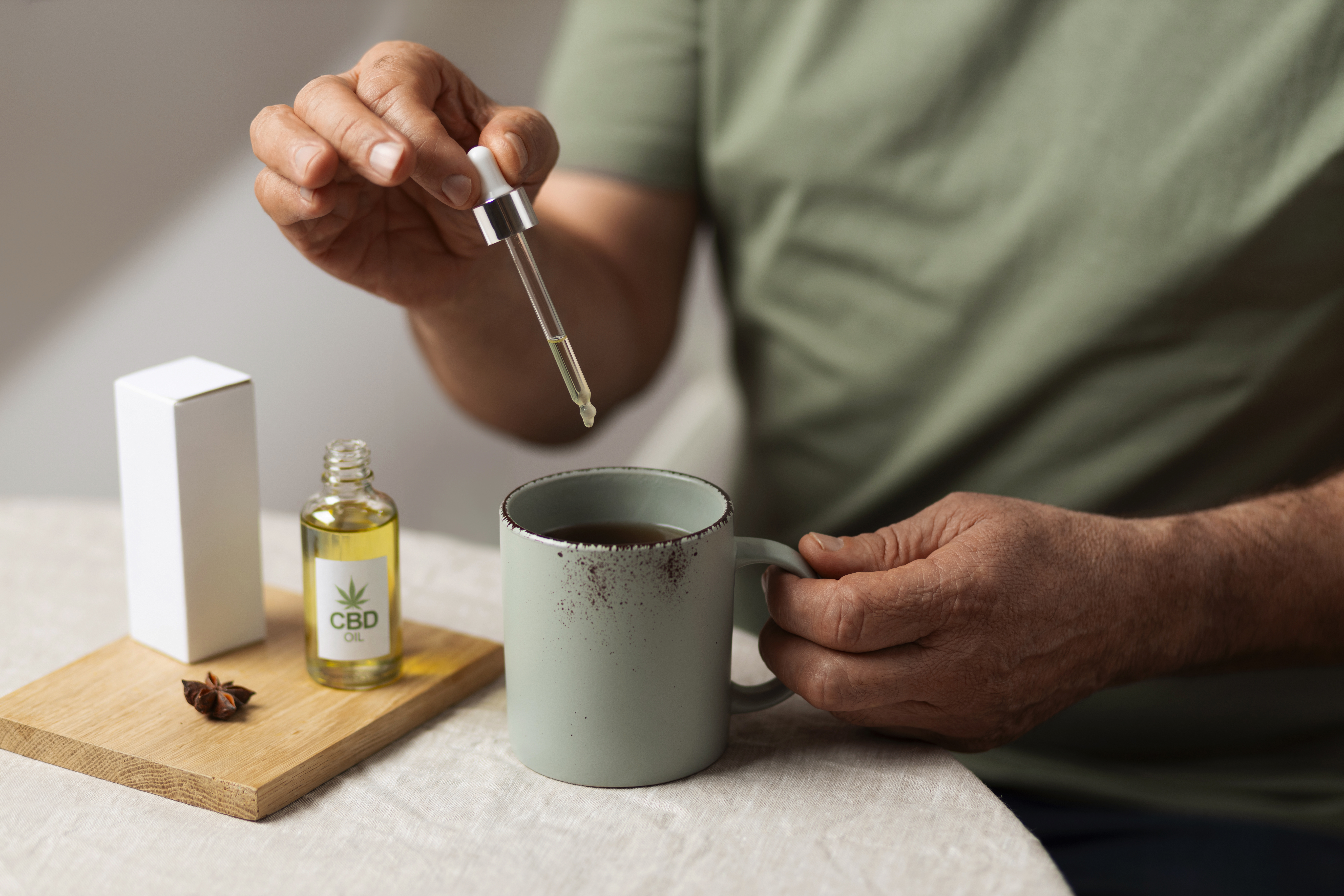 Une personne prenant une infusion au cbd sans thc