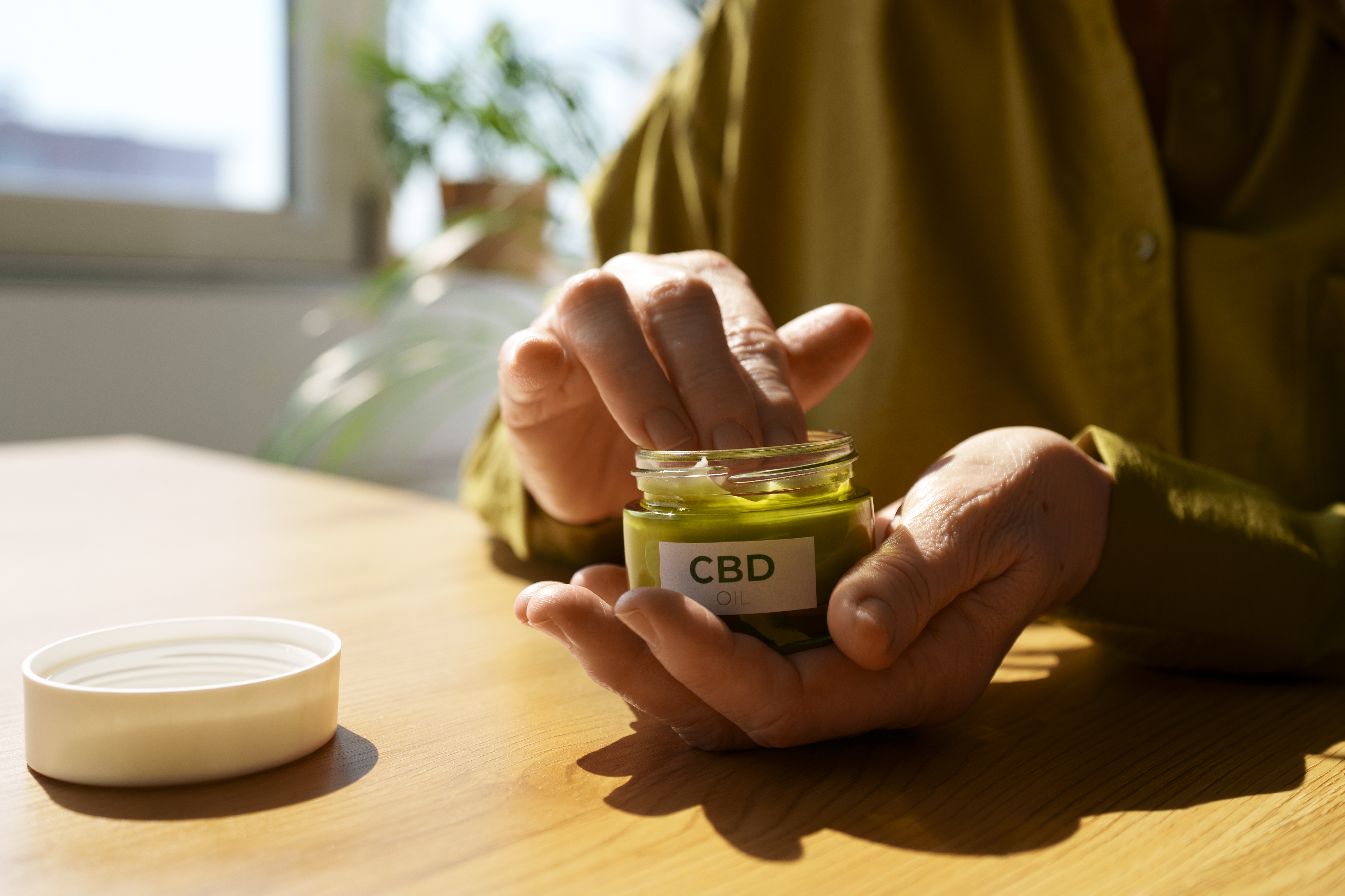 Une personne prenant du gommage de cbd sans thc sur ses doigts