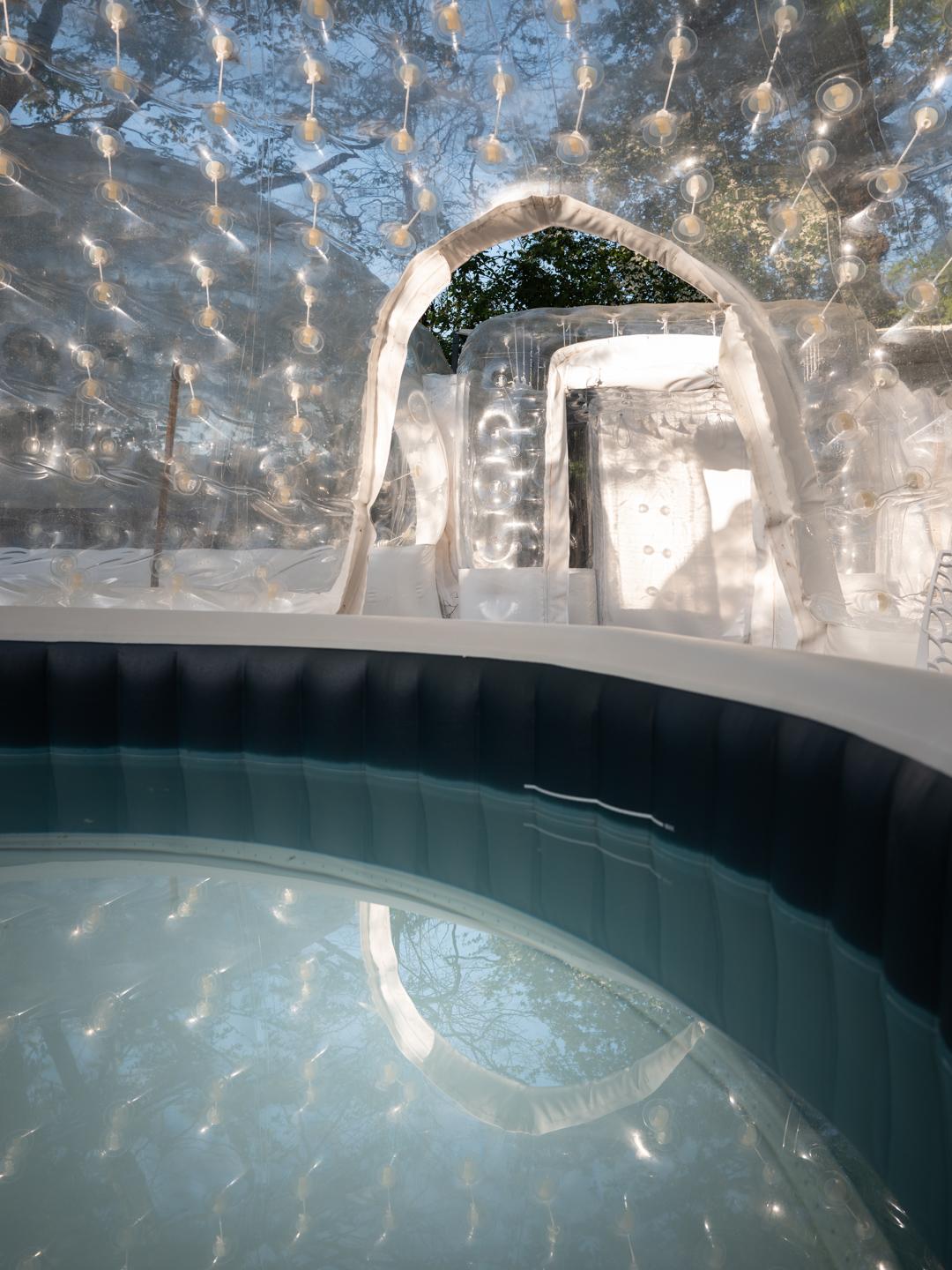 Jacuzzi privatif installé dans une bulle transparente avec vue sur la nature, pour une nuit dans une bulle avec jacuzzi privatif en pleine forêt.