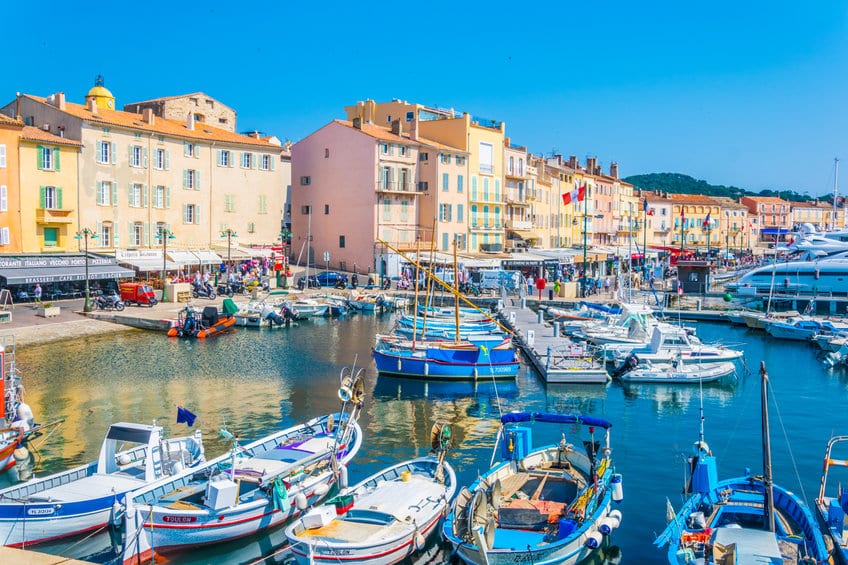 Vue du port de Saint-Tropez, idéale pour un séjour en location villa luxe Saint-Tropez sur la Côte d'Azur.