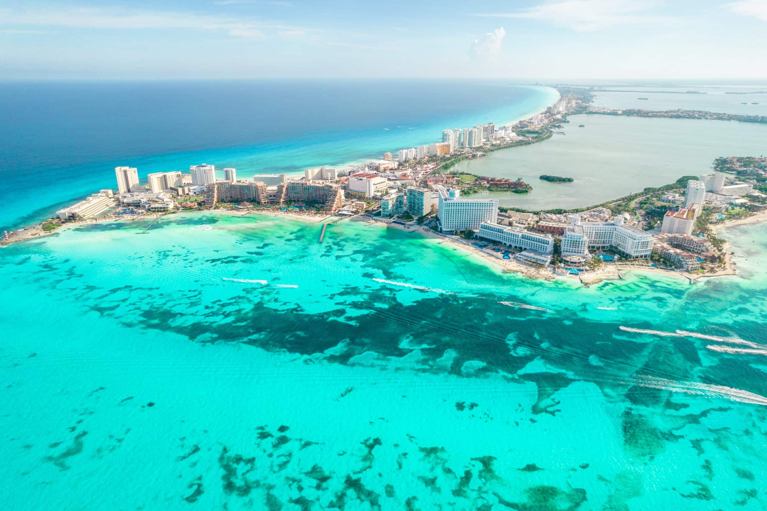 Vue aérienne de Cancún et de ses eaux turquoise lors d’un voyage Mexique tout inclus sur la côte caraïbe.