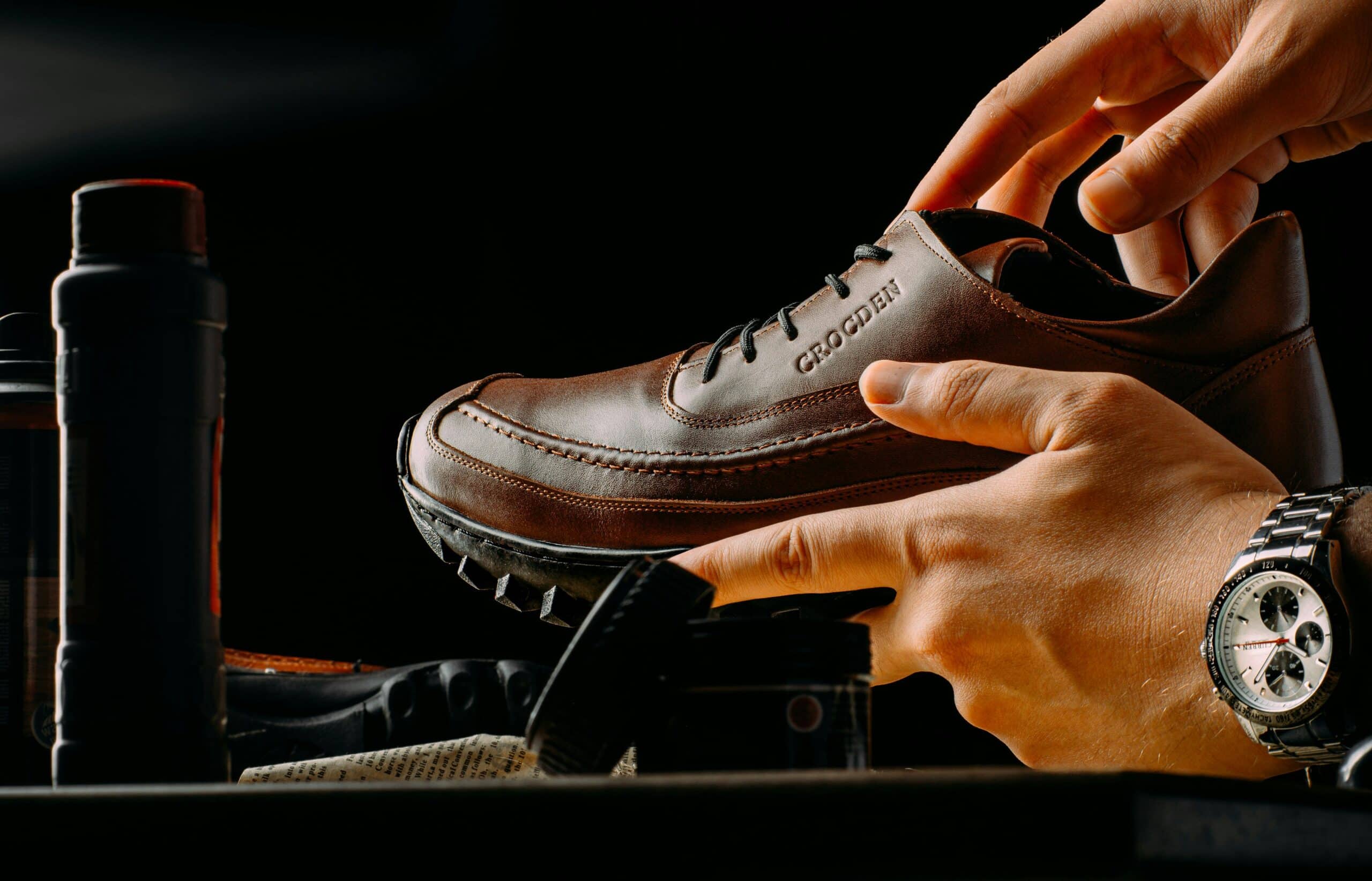 Réparation de chaussures en cuir avec entretien et vérification de la semelle.